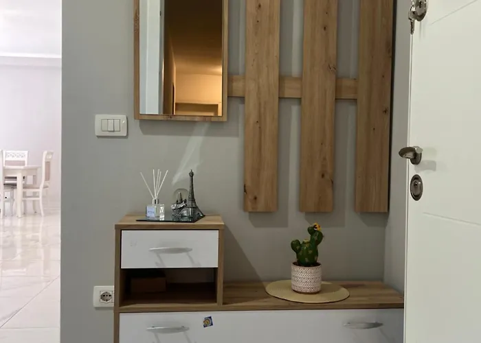 Daire Meri's In Center *